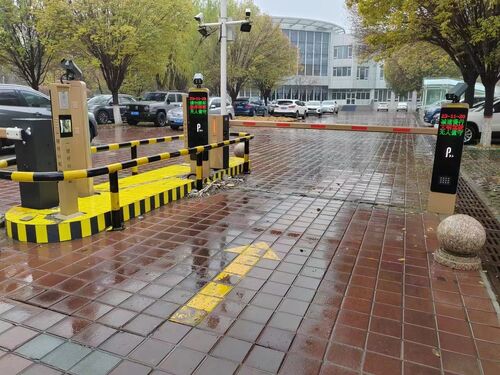 kasus perusahaan terbaru tentang E40Pro Barrier Gate | Enterprise Park in Rainy Region
